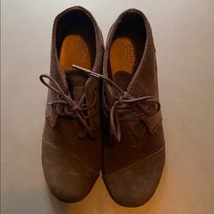 TOMS Black Suede Wedge Booties Brown like new SZ 7